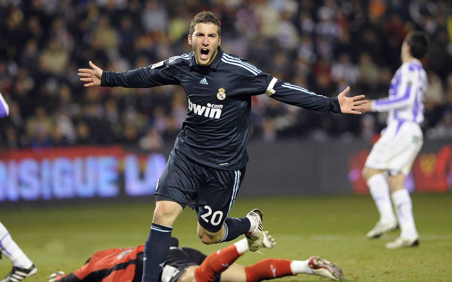 队员发挥出色,帮助球队稳定士气,为球队效力