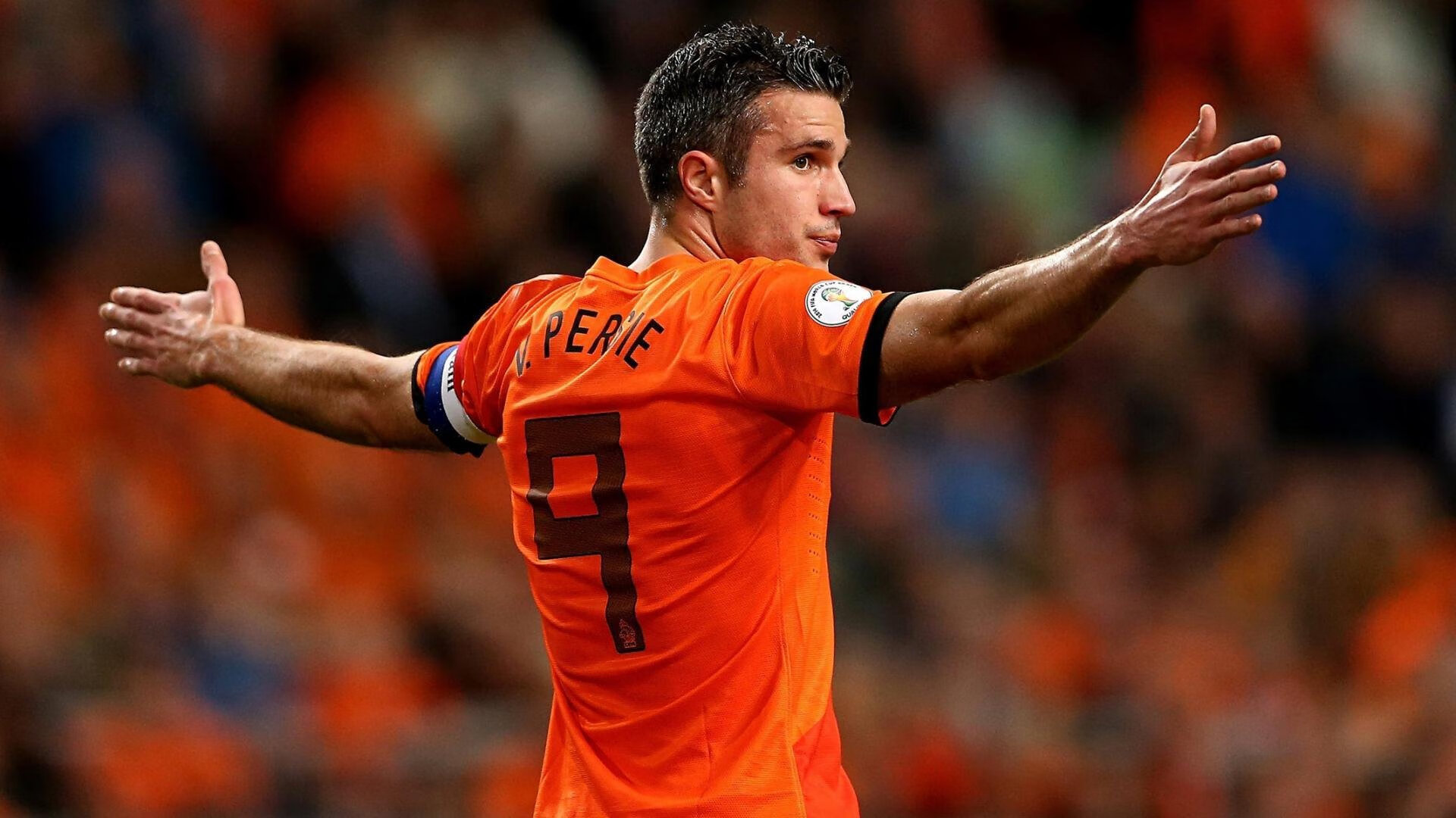 “羽毛球：简阳文体中心赛场上演绝妙击球与战术博弈”