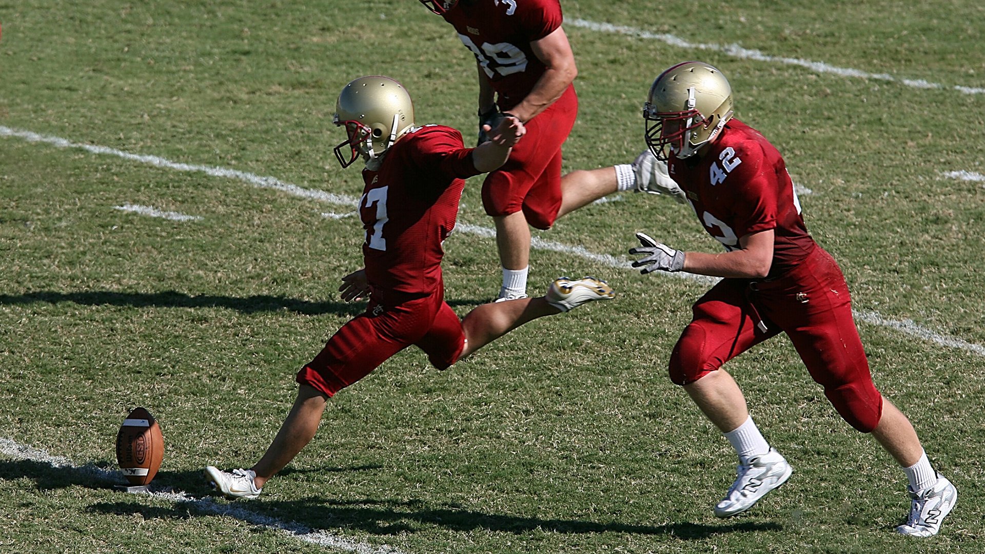 后防站位间距是否决定高空球防守稳定性,后防准备姿势