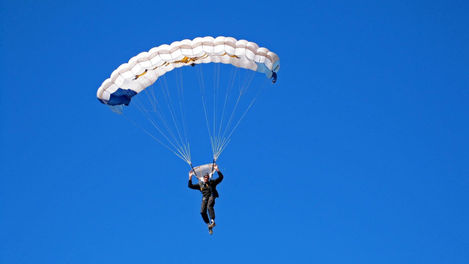 爱游戏官网-史上最“炫酷”的长距离三分：库里在对爵士比赛中投出41英尺的绝杀！